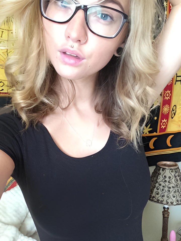 Ася привлекальеная девушка из Ухты цена от 1500 руб